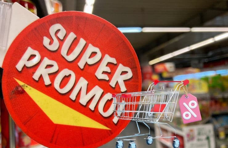 cartello super promo supermercato e carrellino della spesa