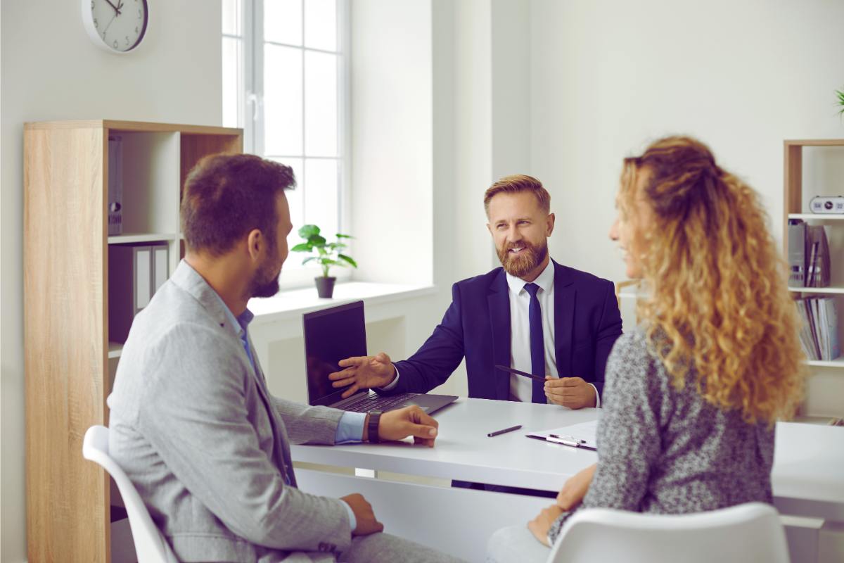 uomo si accorda con persone per mutuo