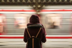 ragazza in stazione